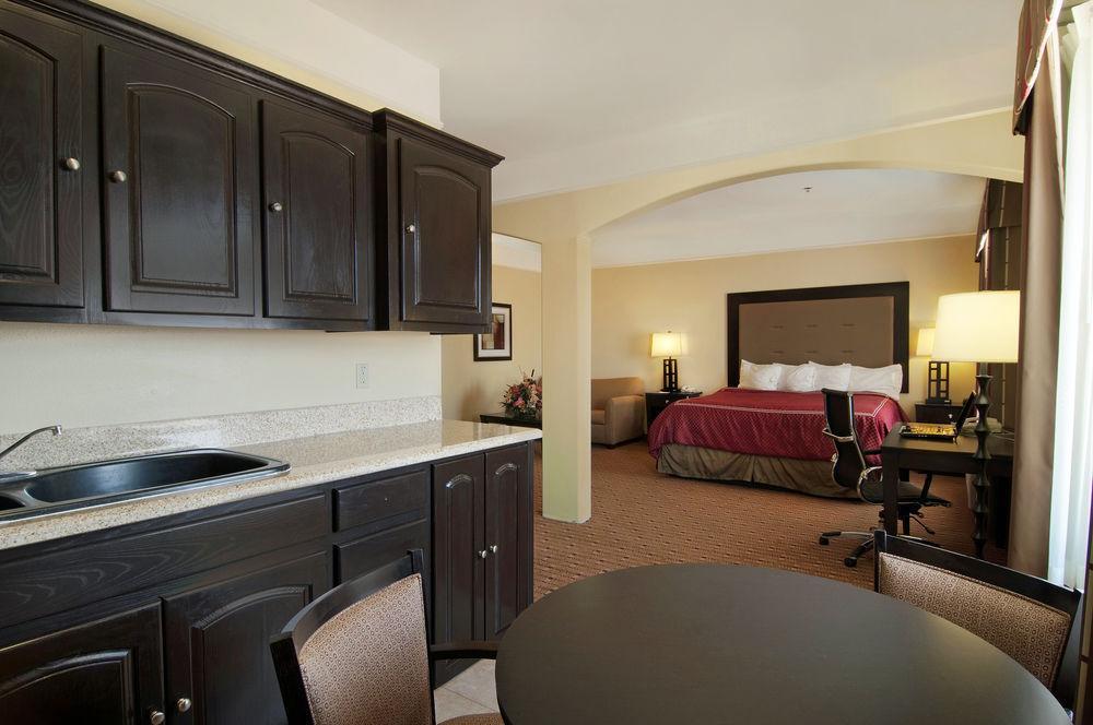 Super 8 By Wyndham Hidalgo At La Plaza Mall & Mcallen Airport Szoba fotó