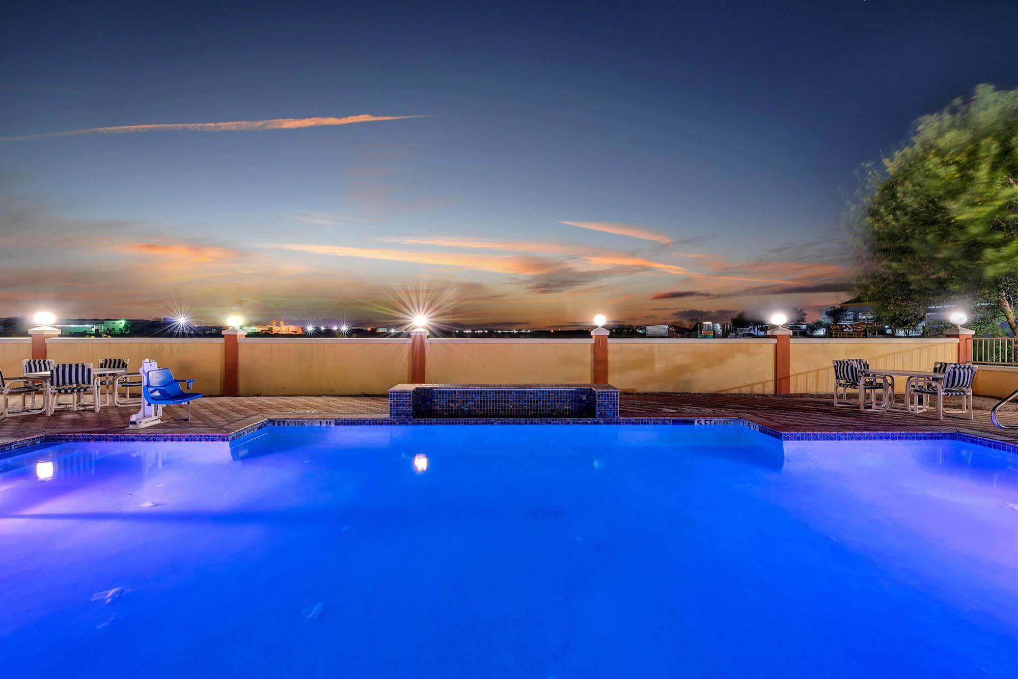 Super 8 By Wyndham Hidalgo At La Plaza Mall & Mcallen Airport Kültér fotó